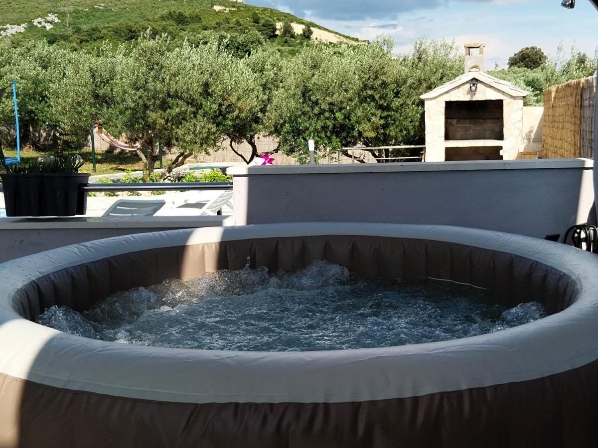 Holiday House M&A&K With Swimming Pool Kaštel Štafilić Esterno foto